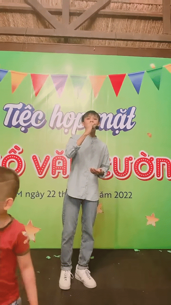 Hồ Văn Cường tại tiệc họp mặt fan cuối năm: Giọng hát lẫn ngoại hình đều gây tranh cãi Ảnh 5