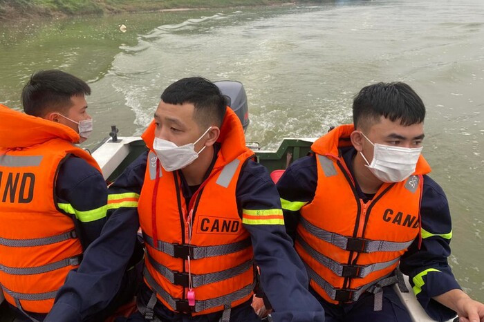 Để lại xe máy trên cầu rồi về nhà đóng cửa, thanh niên khiến nhiều người nháo nhào tìm kiếm Ảnh 2