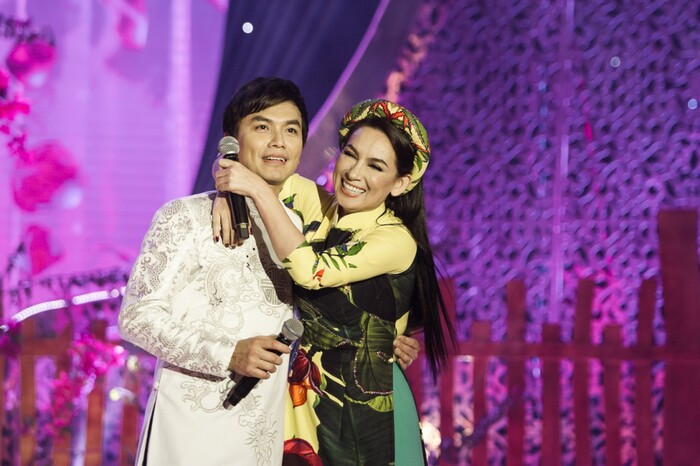 Clip: Mạnh Quỳnh 'thẫn thờ' nhìn hình ảnh Phi Nhung được tái hiện trên sân khấu đầy cảm xúc