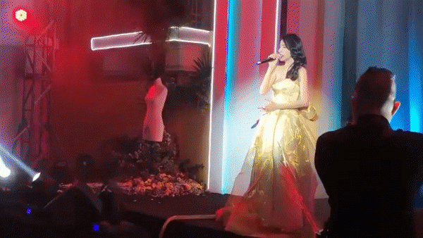 Clip Thủy Tiên biểu diễn live tại sự kiện âm nhạc, nhưng sao giọng hát lại gây ra nhiều tranh cãi thế này