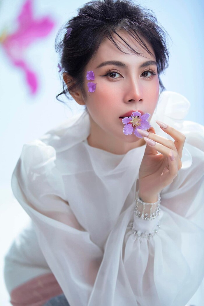 Clip Thủy Tiên biểu diễn live tại sự kiện âm nhạc, nhưng sao giọng hát lại gây ra nhiều tranh cãi thế này