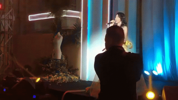 Clip Thủy Tiên biểu diễn live tại sự kiện âm nhạc, nhưng sao giọng hát lại gây ra nhiều tranh cãi thế này