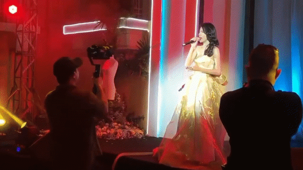 Clip Thủy Tiên biểu diễn live tại sự kiện âm nhạc, nhưng sao giọng hát lại gây ra nhiều tranh cãi thế này