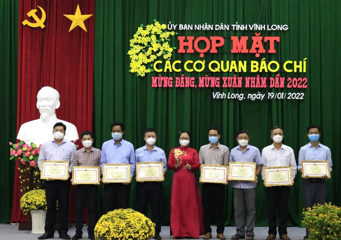 vinh-long-hop-mat-bao-chi-2-1643257357.jpg