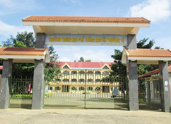 Xôn xao việc một trường THPT phân công học sinh quét sân, tưới cây cả 9 ngày nghỉ Tết Nguyên đán