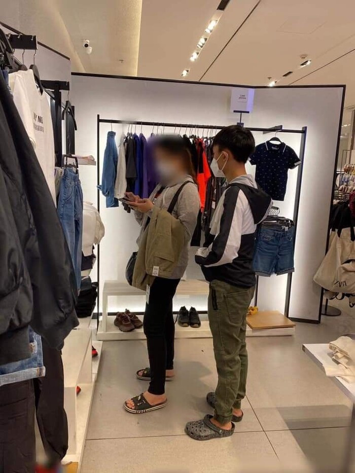 Hồ Văn Cường đi mua sắm Tết, nhưng lại khiến fan xót xa vì mang đôi dép cũ nhèm
