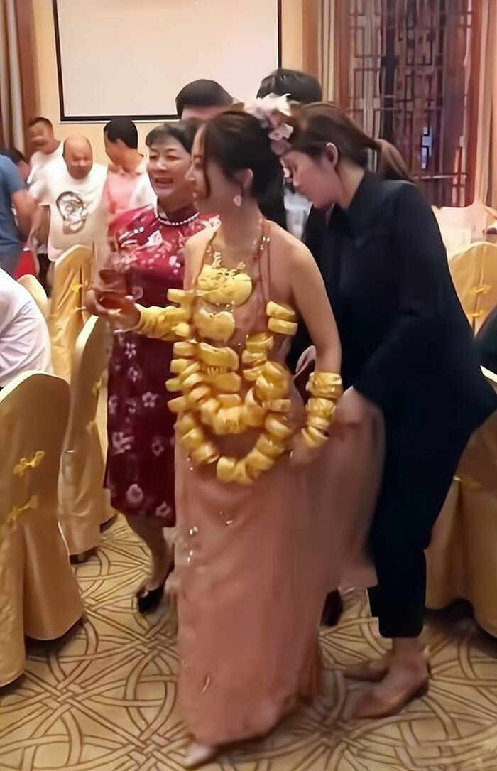 Cô dâu đeo 42 cây vàng đi tiếp đãi quan khách, nhưng cư dân mạng chỉ để ý đến bộ váy 'mặc cũng như không' Ảnh 2