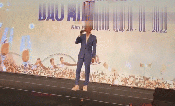Sân khấu mới nhất của Hồ Văn Cường tại Hà Nội: Giọng hát ngày càng gây tranh cãi