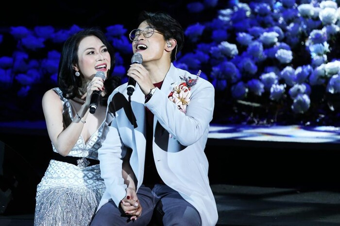 Chuyện gì đây: Mỹ Tâm và Hà Anh Tuấn bất ngờ hôn nhau đầy ngọt ngào trên sân khấu song ca cùng nhau?