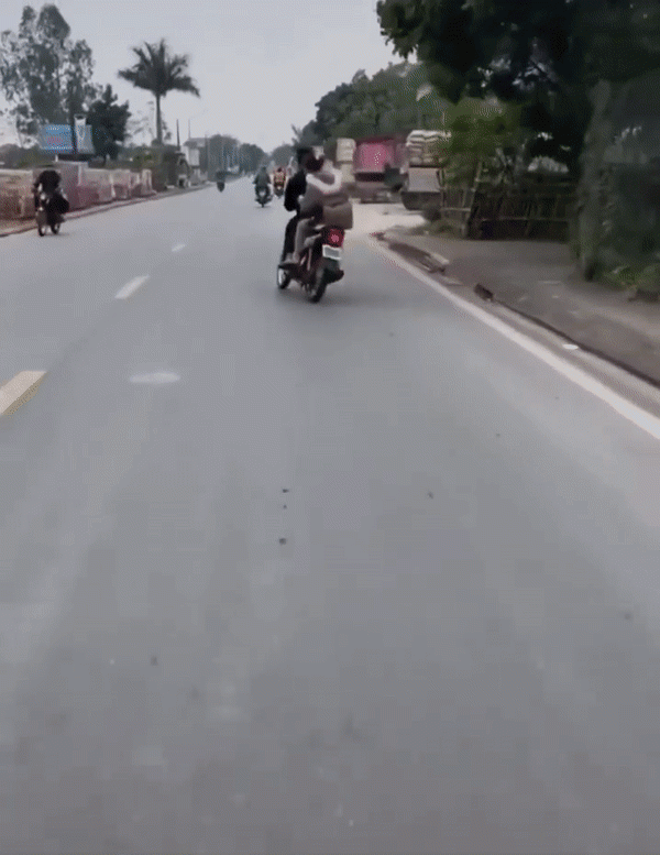 Clip: Thanh niên đầu trần chở theo bạn gái đánh võng, điên cuồng rung lắc xe như làm xiếc giữa đường Ảnh 1