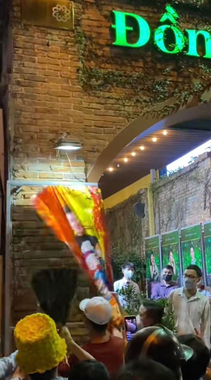 Anti-fan xé ảnh ca sĩ Đàm Vĩnh Hưng, gây náo loạn trong đêm nhạc có CEO Đại Nam xuất hiện? Ảnh 1