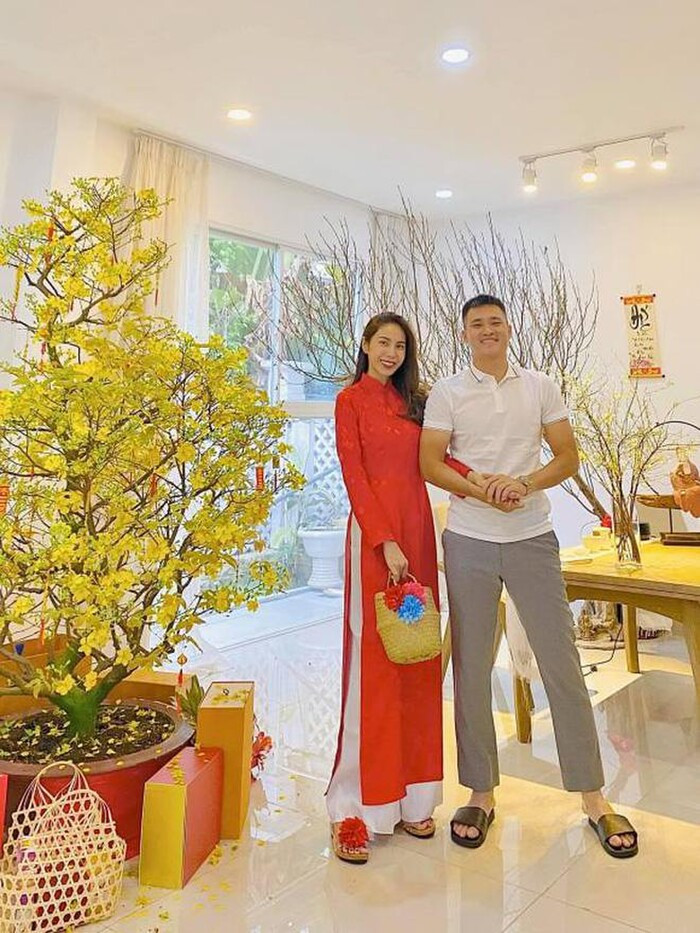 Sau loạt sóng gió, Thuỷ Tiên lên đồ rực rỡ, check-in tại nơi được cho là cơ ngơi mới của hai vợ chồng