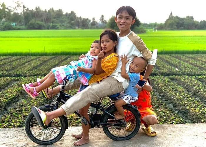 Hồ Văn Cường ăn Tết ở quê: Fan chạnh lòng vì ngôi nhà đã quá cũ, tường gạch bong tróc lổm chổm