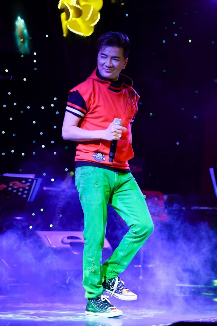 Giữa ồn ào với 'ai đó', Đàm Vĩnh Hưng đăng đàn: 'Hư và quấy là bị phạt úp mặt vô tường'