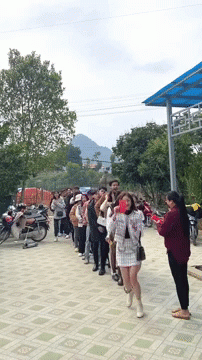Lớp học khiến ai cũng trầm trồ vì số lượng thành viên ở buổi họp lớp, lại còn được cô giáo lì xì đầu năm