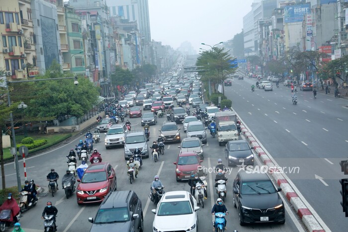 Người Hà Nội chen chân, đội mưa lạnh ùn ùn đi làm trong ngày đầu sau kỳ nghỉ Tết Ảnh 9