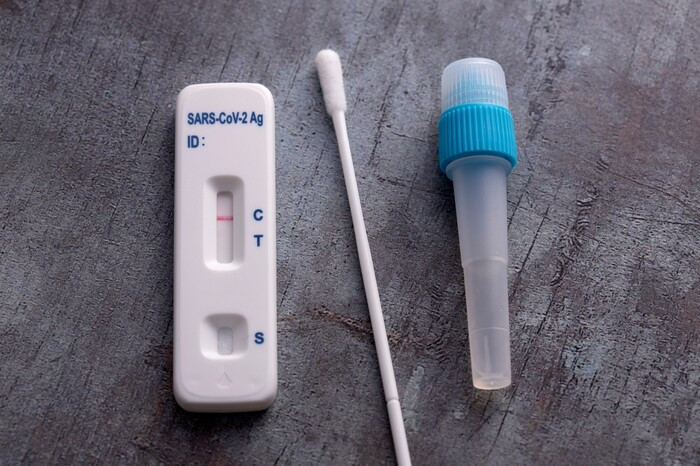 Bị chọc 'vùng nhạy cảm' để test nhanh Covid-19, cô gái sợ run khi biết chân tướng