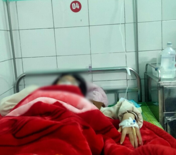 2 nữ sinh mâu thuẫn, bố lái ô tô chở con gái đuổi theo đánh bạn chấn thương sọ não Ảnh 1