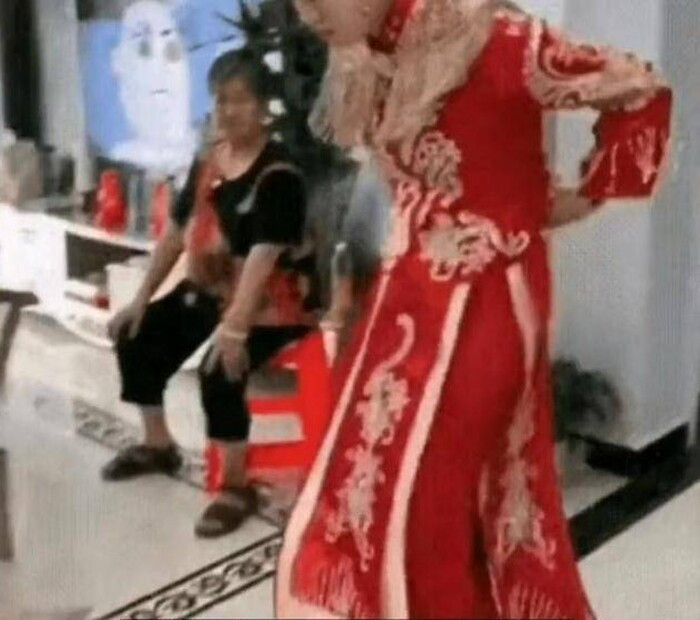 Cô dâu cởi đồ, hủy hôn ngay trong đám cưới vì nhà trai cấm đoán một việc, netizen khen làm đúng lắm