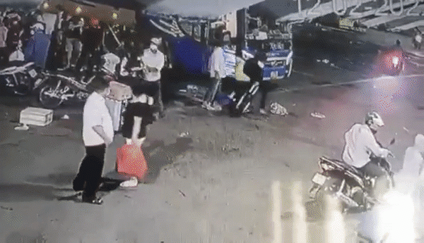 Thêm clip, hình ảnh về người đàn ông được cho là xe ôm chở nam sinh mất tích rời khỏi bến xe Miền Đông Ảnh 3
