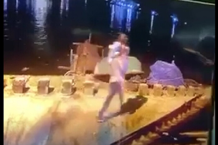Vụ bé gái 5 tuổi nghi bị bố ném xuống sông: Trên tay vẫn cầm bình sữa và ôm con búp bê cha mua Ảnh 1