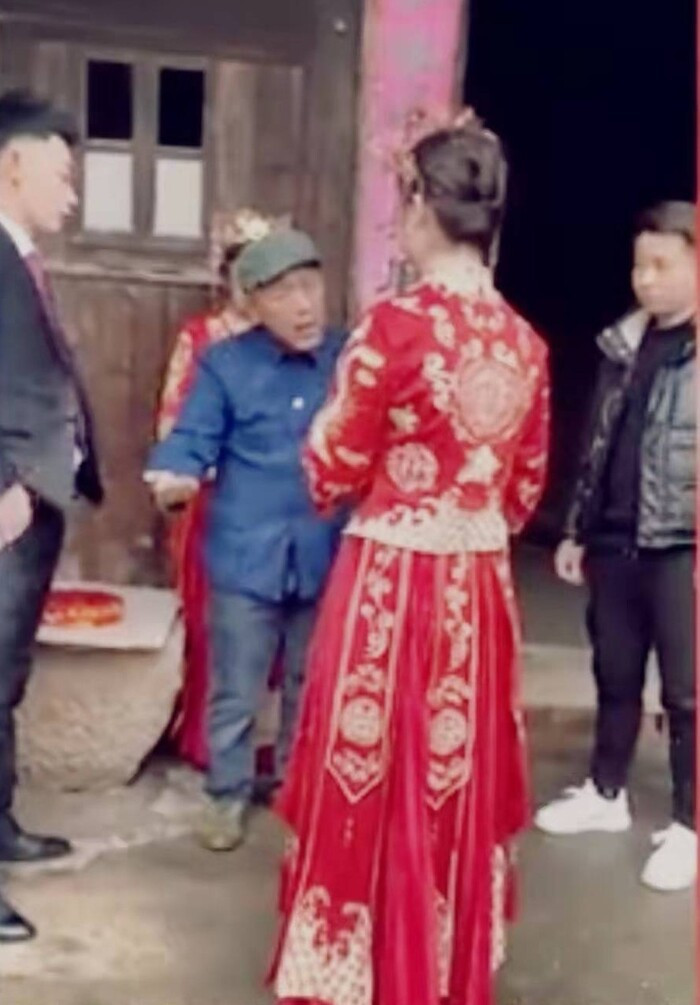 Hay tin bạn trai cũ tổ chức đám cưới, cô gái vác bụng bầu cùng 2,1 tỷ tới ép cưới và cái kết