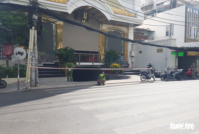 Đuổi đánh nam thanh niên chạy vào quán karaoke, nhóm côn đồ đâm chết một nhân viên