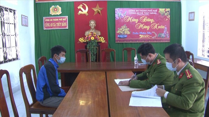 Nam thanh niên khoe 'của quý' trước mặt du khách để cho vui