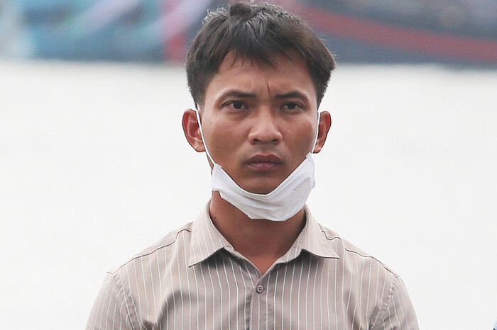 Vụ cha ném con gái 5 tuổi xuống sông: Bà ngoại đuổi theo đòi lại cháu thì bị con rể dọa ném đá vào đầu Ảnh 4