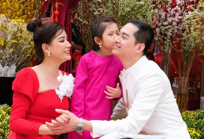 Trang Trần hạnh phúc mừng sinh nhật chồng, không quên nhắn anti-fan: 'Của chị, chị bỏ mấy em mới hưởng'