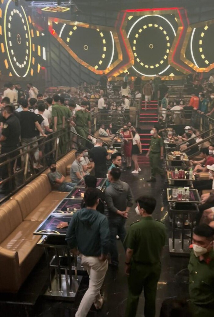 Đột nhập quán bar New Club, bất ngờ phát hiện 50 thanh niên dương tính với ma túy Ảnh 1