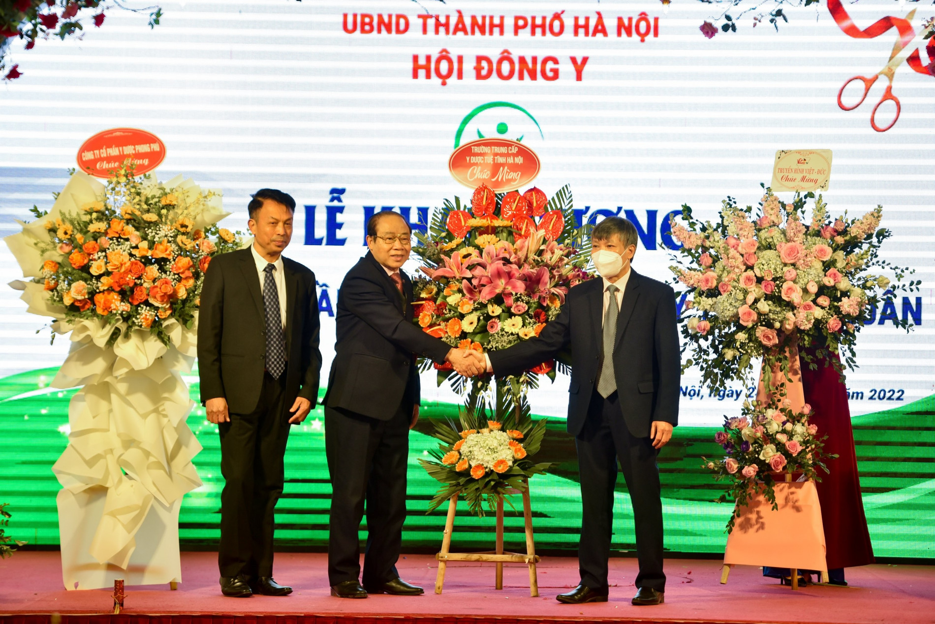 1645679703ho-i-do-ng-y-tp-ha-no-i-chi-nh-thu-c-khai-tru-o-ng-co-ng-ty-tmcp-do-ng-y-tru-o-ng-xua-n-1645696323.jpg