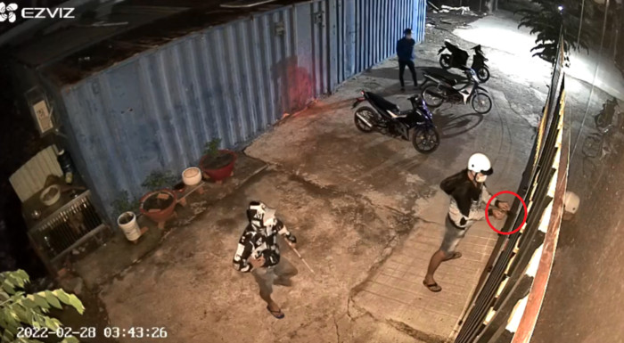 Nhóm thanh niên trộm gà lúc rạng sáng, dọa giết chủ nhà khi bị phát hiện