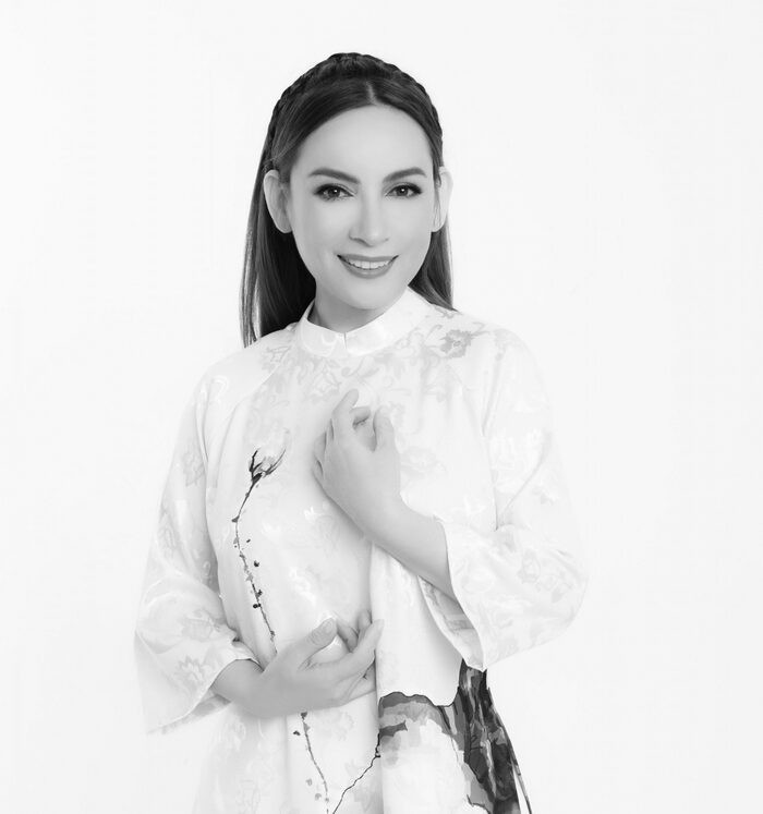 Mạnh Quỳnh thất thần nhìn Trizzie Phương Trinh hóa thân cố ca sĩ Phi Nhung trên sân khấu