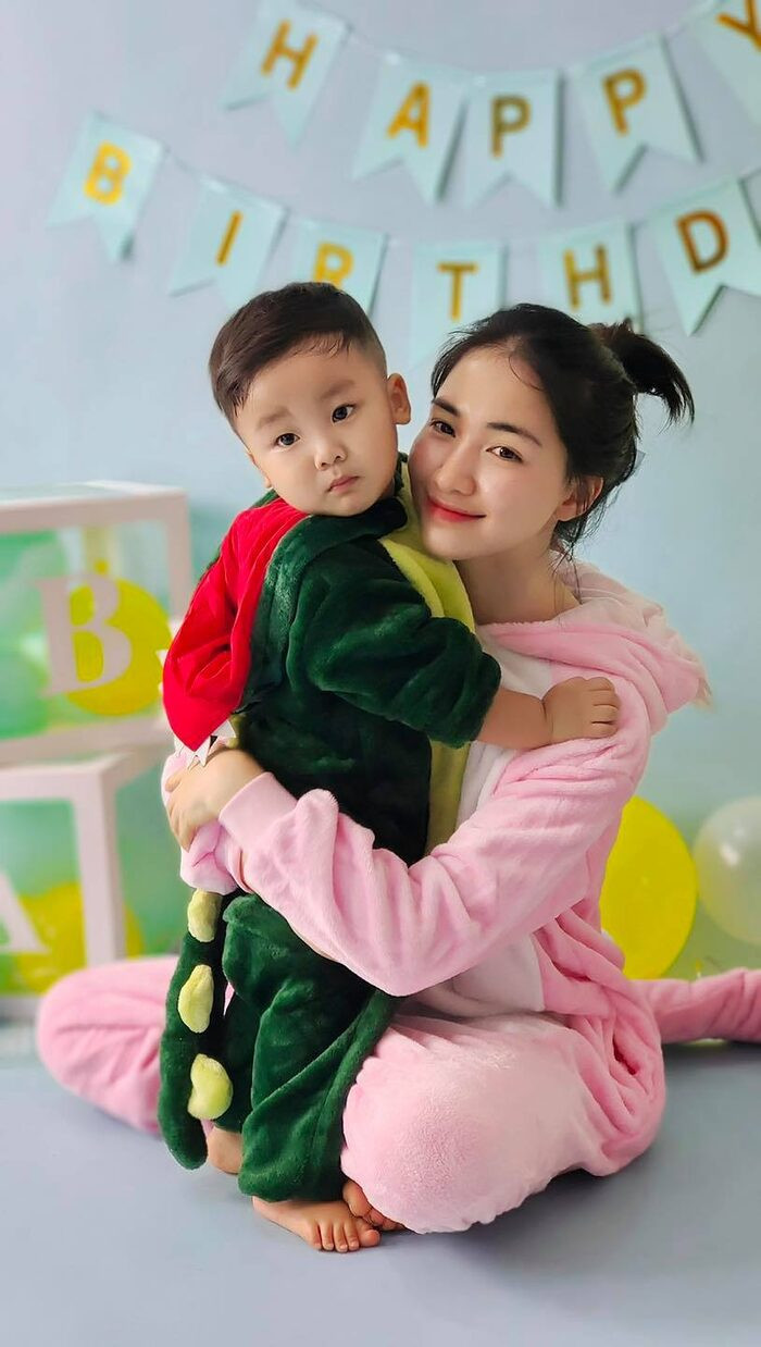 Bị tố bỏ con đi quay show, Hòa Minzy nói gì?