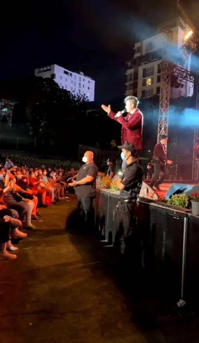 Đàm Vĩnh Hưng nhắc đến 2 từ 'chính nghĩa' sau khi được fan hô to 'mãi đỉnh' ngay giữa sân khấu