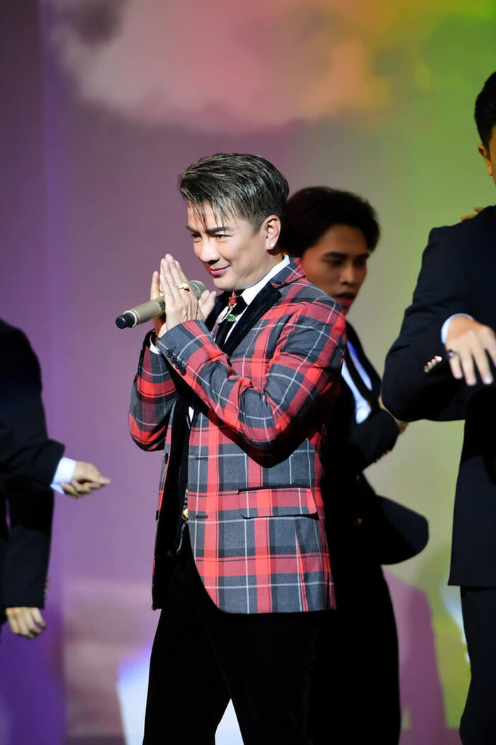 Đàm Vĩnh Hưng nhắc đến 2 từ 'chính nghĩa' sau khi được fan hô to 'mãi đỉnh' ngay giữa sân khấu