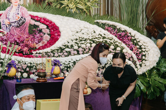 Bị cắt ghép hình ảnh, Việt Hương khóc trên livestream: 'Không hiểu vì sao quỳ lạy cũng bị chửi'