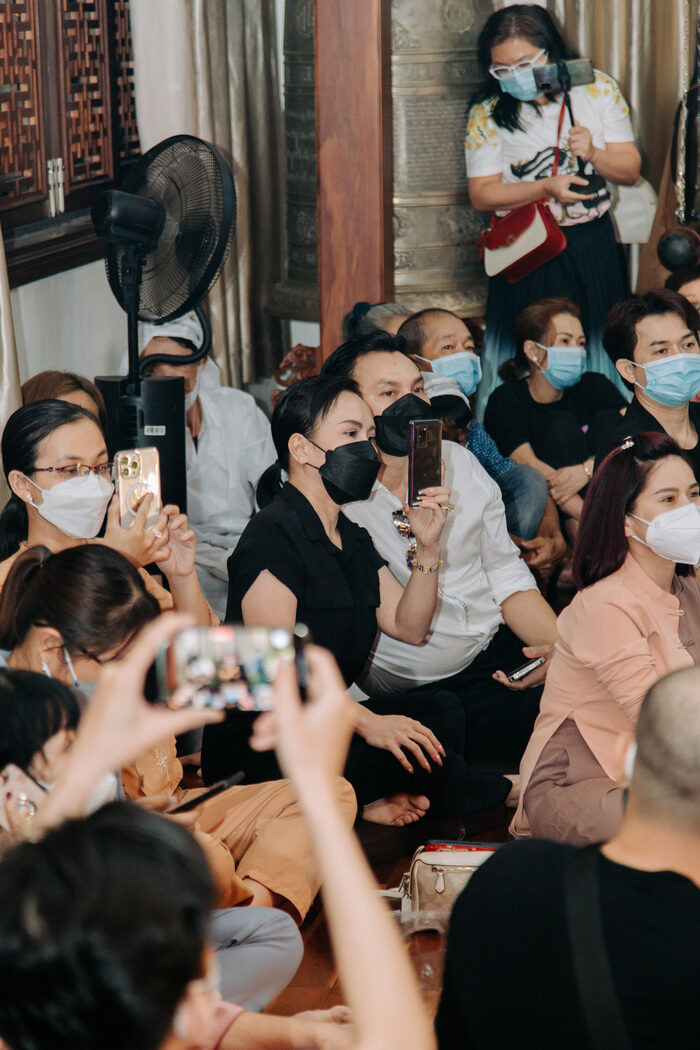 Bị cắt ghép hình ảnh, Việt Hương khóc trên livestream: 'Không hiểu vì sao quỳ lạy cũng bị chửi'