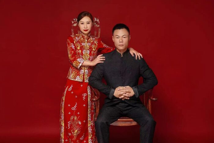 Chồng nhiều năm cõng vợ bị liệt suốt 12 tiếng lên núi ngắm bình minh