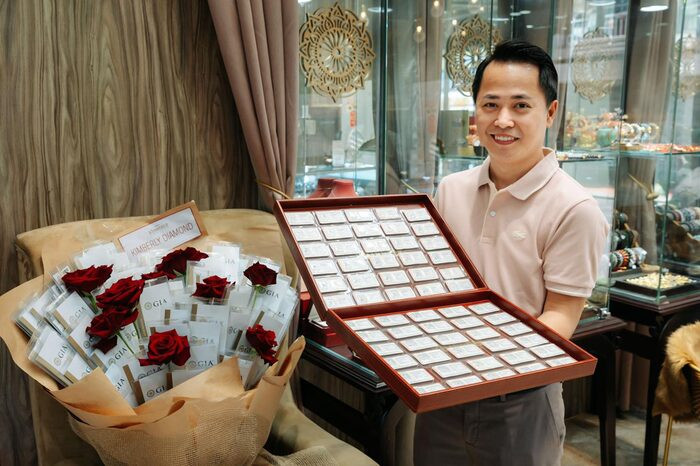 Một vị đại gia ở Cần Thơ 'chốt đơn' bó hoa làm từ 99 viên kim cương tặng vợ dịp 8/3 gây 'bão' MXH Ảnh 1