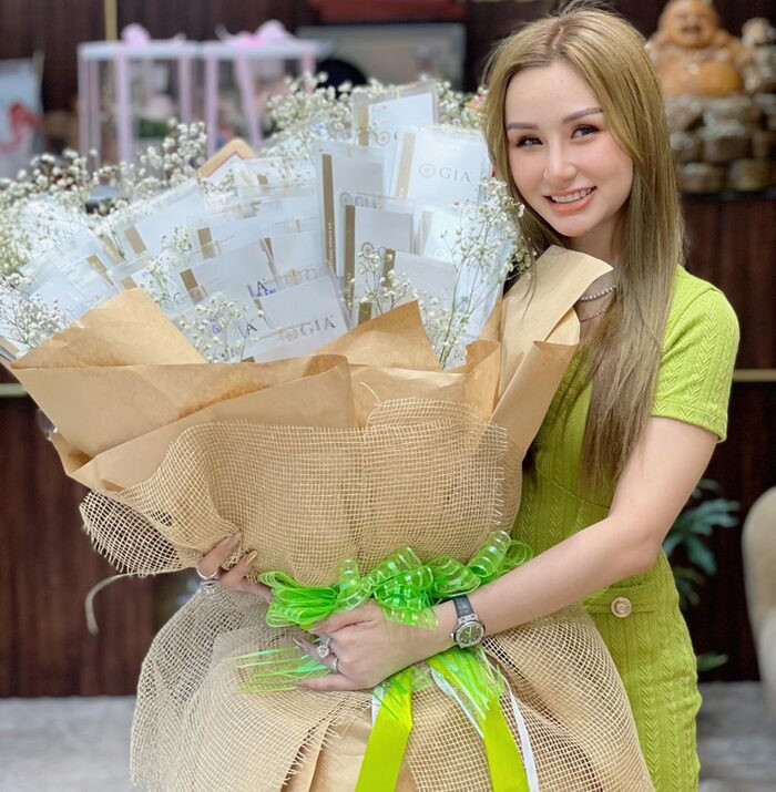 Một vị đại gia ở Cần Thơ 'chốt đơn' bó hoa làm từ 99 viên kim cương tặng vợ dịp 8/3 gây 'bão' MXH Ảnh 5