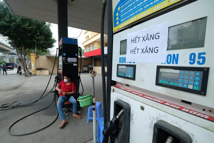 Trước thông tin dự báo xăng tăng giá, nhiều cây xăng ở Hà Nội treo bảng 'hết xăng' Ảnh 1