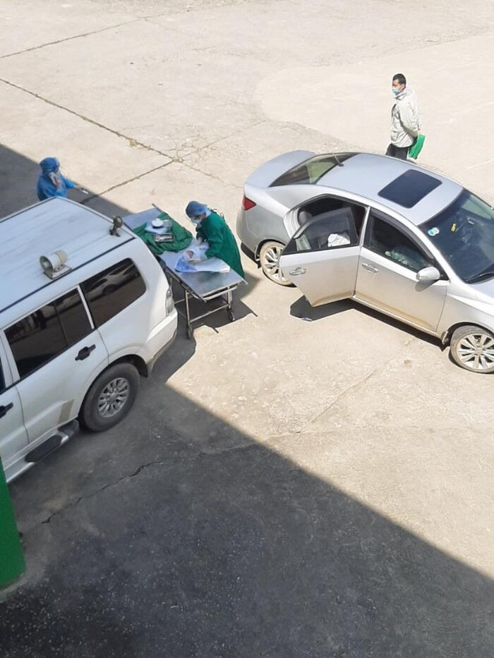 Sản phụ sinh con ngay trên xe taxi và giây phút cam go bác sĩ cấp cứu 2 mẹ con