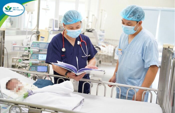 Bố mẹ chờ cả nhà khỏi Covid-19 mới đưa con đi khám, bé sơ sinh nhập viện thì tử vong