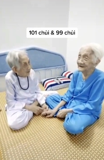 Clip: Cụ bà 101 tuổi hồ hởi đòi làm mai cho em gái 99 tuổi siêu dễ thương khiến dân tình 'cười sái hàm' Ảnh 1