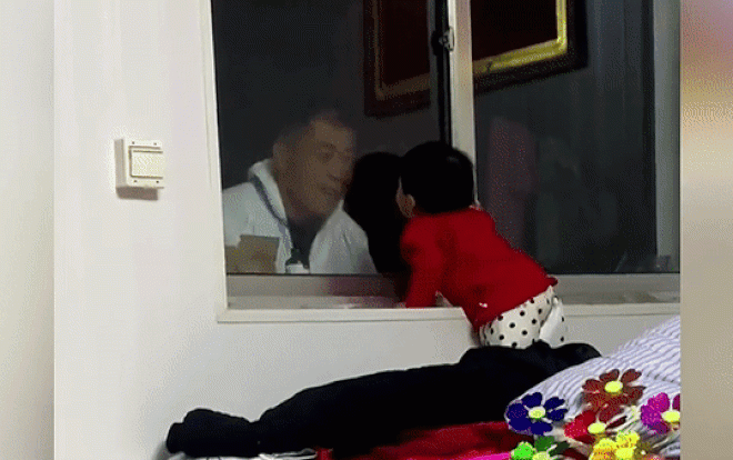 Ông tham gia chống Covid-19 tranh thủ gặp cháu gái qua cửa kính, clip ngắn gói trọn hành động ngọt ngào