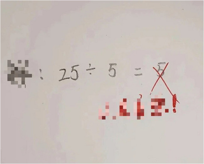 Bài Toán Tiểu học '25 : 5 = 5' bị giáo viên gạch sai, ngẫm kỹ đề bài mới thấy logic Ảnh 1