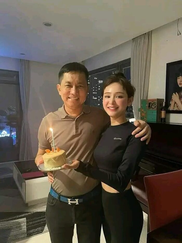 Rầm rộ loạt ảnh của Hiền Hồ và 'anh họ' đại gia: Từ nhà hàng, sân golf, còn đón sinh nhật cùng nhau