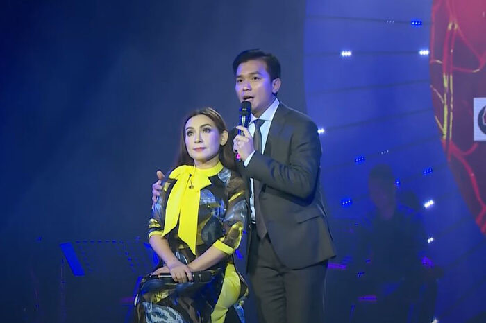 Mạnh Quỳnh rơi nước mắt khi nhắc nhớ về kỉ niệm đi hát cùng cố ca sĩ Phi Nhung